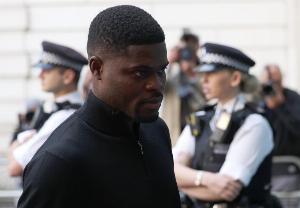 TA：托马斯被准予有条件保释，想出国必须提前24小时向警方报告