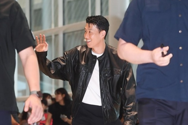 启程前往美国！韩媒：孙兴慜即将离开韩国，他在机场为粉丝签名