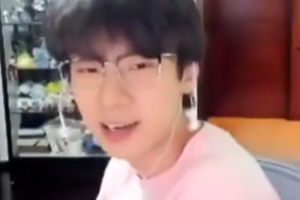 小黄：知道JKL在说什么吗？宝蓝：会说加油吗？一般不都说辛苦吗