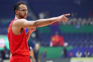 2年前的今天：李凯尔完成在中国男篮的首秀 6中3贡献11分6板