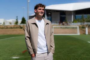 官方：利物浦中场莫顿加盟里昂，转会费1500万欧+20%二转分成