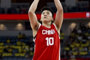 下半场戏份骤减！王俊杰8中4拿下10分4板1助 正负值为+9