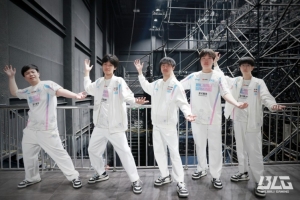 蜡笔小新POSE！BLG选手赛后合照：连胜了 大家加油保持！