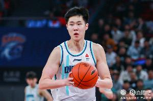 媒体人：赵嘉义证明了自己的实力配得上身上的国家队战袍