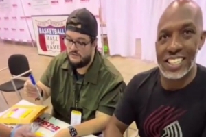 某华人网友教比卢普斯中文：牛X=Awesome 好好调教杨瀚森