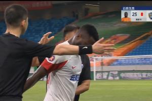 被罚下！奥斯卡蹬到席尔瓦裆部，VAR介入黄牌改判红牌！