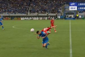 危险动作！吾米提江抬脚过高踢到路易斯，吃到一张黄牌