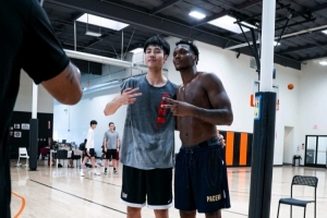 即将旅美？张博源现身加州高校训练营 与马瑟林同场竞技并合影