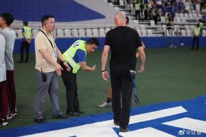 引冲突！穆斯卡特谢场时直接踩申花logo，记者：尊重是一种品格