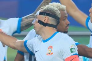 还是太碍事戴维森、萨尔瓦多均戴面部护具出战，前者将其去除