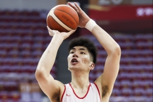 媒体人：中国男篮若对阵韩国 余嘉豪轮换顺位可靠后些 试试李祥波