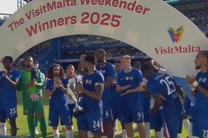 再添一冠切尔西获季前赛获胜奖杯，詹姆斯领奖杯＆与队友分享