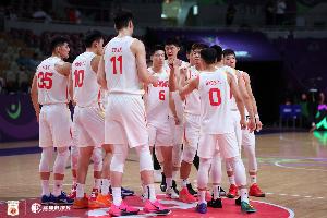 媒体人：男篮今天本在吉达国民训练 但篮架不行又改成了吉达联合