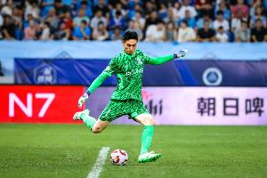 记者：申花最短的短板的确是门将，主教练如果持续整活可能是他