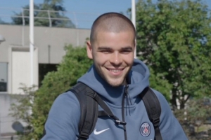 剑指冠军！巴黎晒球队启程前往意大利视频，将在欧超杯中对阵热刺