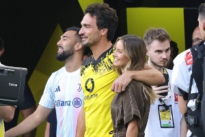 新欢胜旧爱胡梅尔斯告别赛不通知前妻&7岁儿子，带小10岁女友