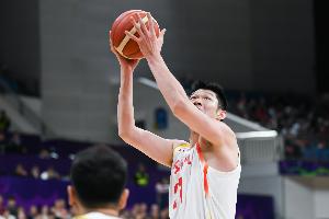 媒体人：但凡中国内线再有点厚度 就算裁判这么个吹法 也能赢20+