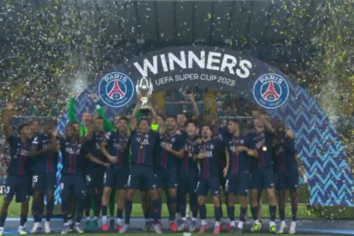 【捧杯时刻】巴黎队史首夺欧超杯！马尔基尼奥斯捧起冠军奖杯