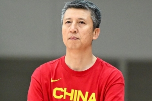 媒体人：中国男篮教练组的防守布置和场上队员的执行力做得很成功