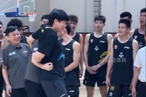 辽宁山东进行教学赛 两队合影环节杨鸣邱彪互相谦让&极限拉扯