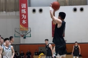 邱彪：王证的投篮很有特点 但还是小 希望大家让他去继续沉淀沉淀