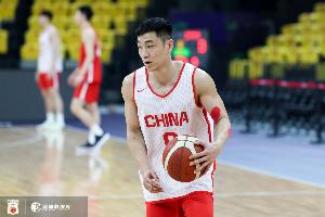 外线没开 高诗岩上半场三分3中0&罚球4中4 得到4分1板1助1断