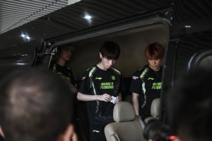 峡谷勇士走进绿茵场  NIP电子竞技俱乐部抵达深体