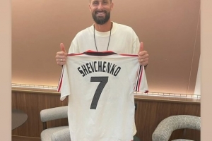 都曾为米兰效力！吉鲁更新社交媒体，晒出舍甫琴科的7号米兰球衣