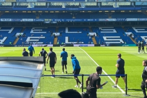 记者：客战切尔西，埃泽和格伊随队出现在斯坦福桥