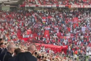 记者：曼联在赛前15分钟停播音乐，曼联球迷与阿森纳球迷热烈互动