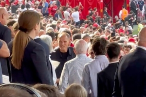 跟队记者：英格兰主帅图赫尔现身老特拉福德，观看枪魔大战