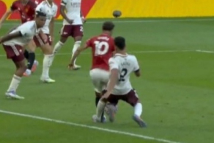 争议判罚‼️萨利巴背后出脚踢到库尼亚，裁判未判点球