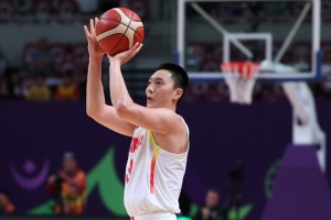 超级高水平！胡明轩上半场5中4砍并列最高15分 危难之际连进三分