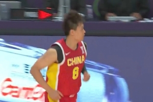 护臂不规范？赵睿下场撕掉短袖手臂部分 随后迅速返回比赛