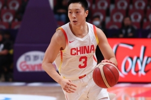 媒体人：胡明轩这两场类似第六人安排 确实更适合他和这支男篮