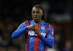 记者：热刺与水晶宫即将就埃泽的转会达成协议，但还在讨论细节