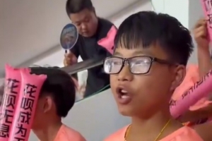 “村超”发源地孩子走出大山，18名榕江少年受邀观看苏超