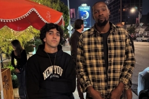 杜兰特与球迷合影&依旧气质独特 后面疑似乌度卡