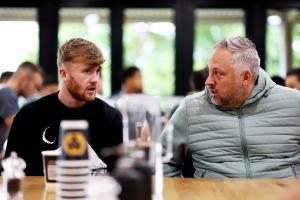 记者：狼队体育总监霍布斯接近加盟水晶宫，他希望签下黄喜灿