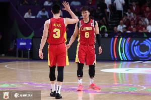 赵睿：我那个打板不进 你的撤步绝杀就进了 胡明轩：差一点点运气