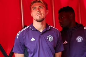 记者：预计负责米兰方面谈判的中间人，将在伦敦与霍伊伦父亲见面