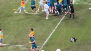 老队友！赛后刘殿座站在原地有些落寞，钟义浩跳起来抱刘殿座