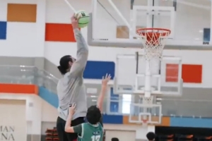 太残暴了！海王亚当斯训练营里颜扣小学员