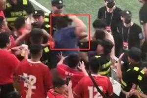 恶劣！蓉城球迷看台上，一名穿蓝衣服的球迷挥拳打人后转身离开