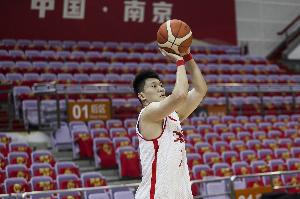 媒体人：雷蒙用头蹭对方的脸 是经验的体现 他在尝试干扰对手情绪