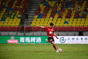 杨帅出战！记者：莱切特热身时受伤，成都蓉城首发做出调整