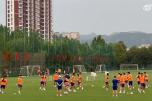 记者：泰山队赛前训练，王大雷并未现身