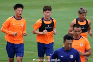 8月23日下午，山东泰山队进行了与青岛西海岸队的赛前官方训练