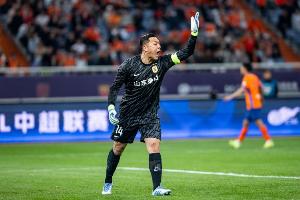 鲁媒：王大雷受到腰部伤势困扰，大概率无缘出战西海岸