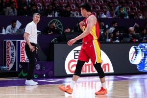 杨毅：之前都骂郭士强打压王俊杰 过了两天就夸他严格要求年轻人